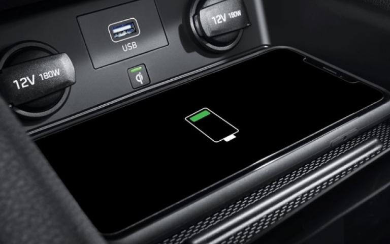 Draadloos opladen van de telefoon in een Hyundai Ioniq Hybrid 2019